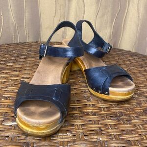 UGG Janie Clog Sandals in Black. Size: 8.